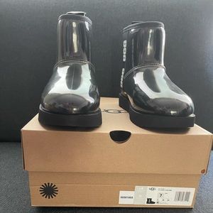 New Size 7 Women’s UGG Clear Mini boots